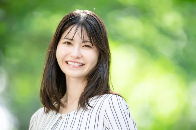 自然の中で微笑む女性