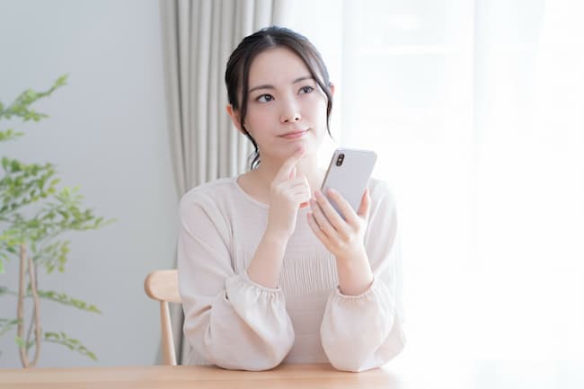 悩む女性