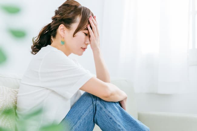 思い悩む女性