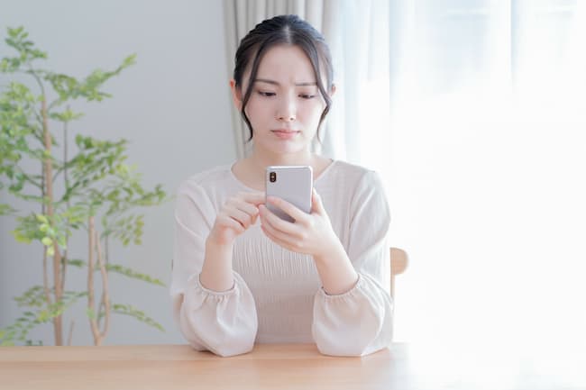 スマホを触る女性