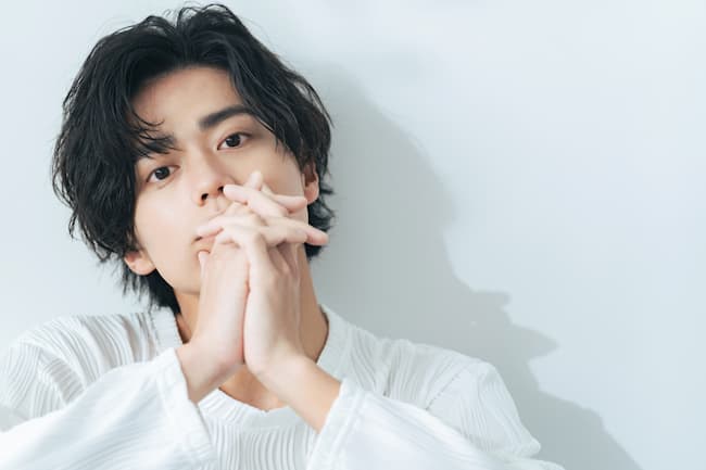 手を組む男性