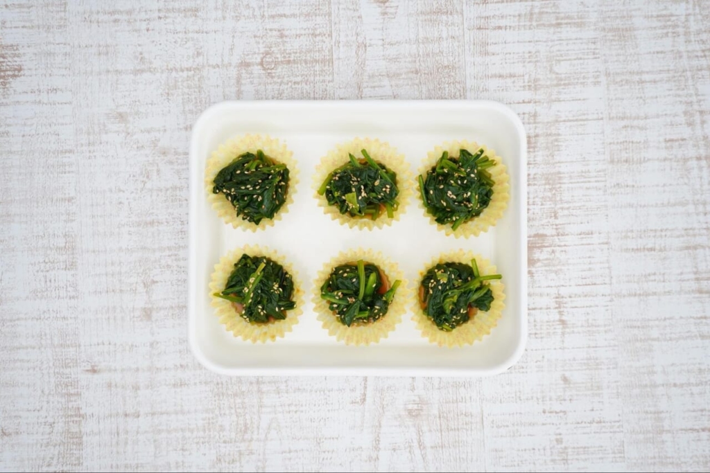 ほうれん草の胡麻和えが弁当カップに入っている画像
