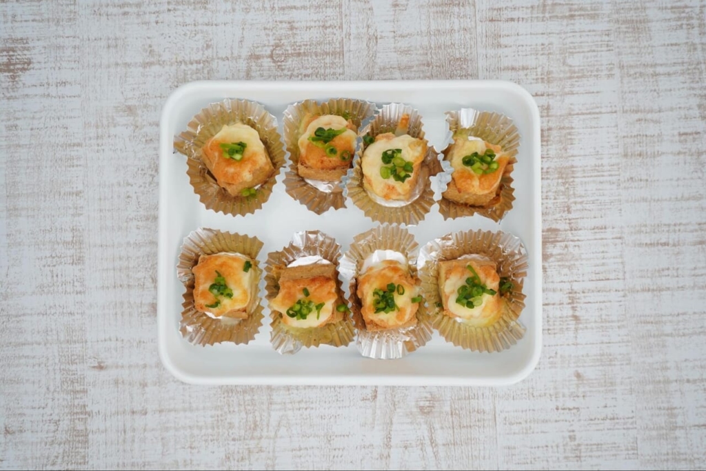 厚揚げの明太マヨ焼きがお弁当カップに入っている画像