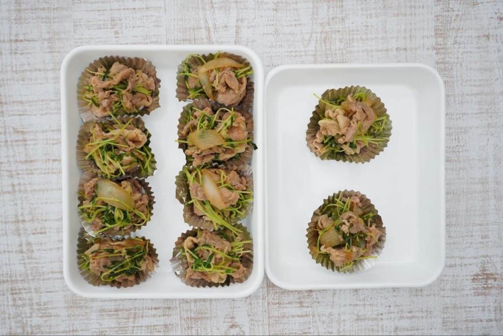 豚肉と豆苗の香味野菜炒めがお弁当カップに入っている画像