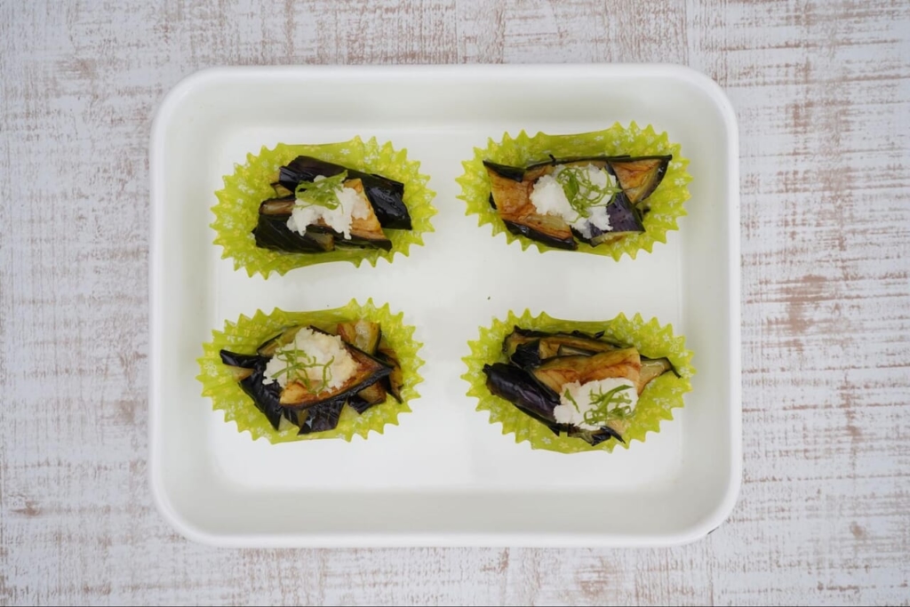 お弁当カップに入ったなすの揚げ浸しゆず風味