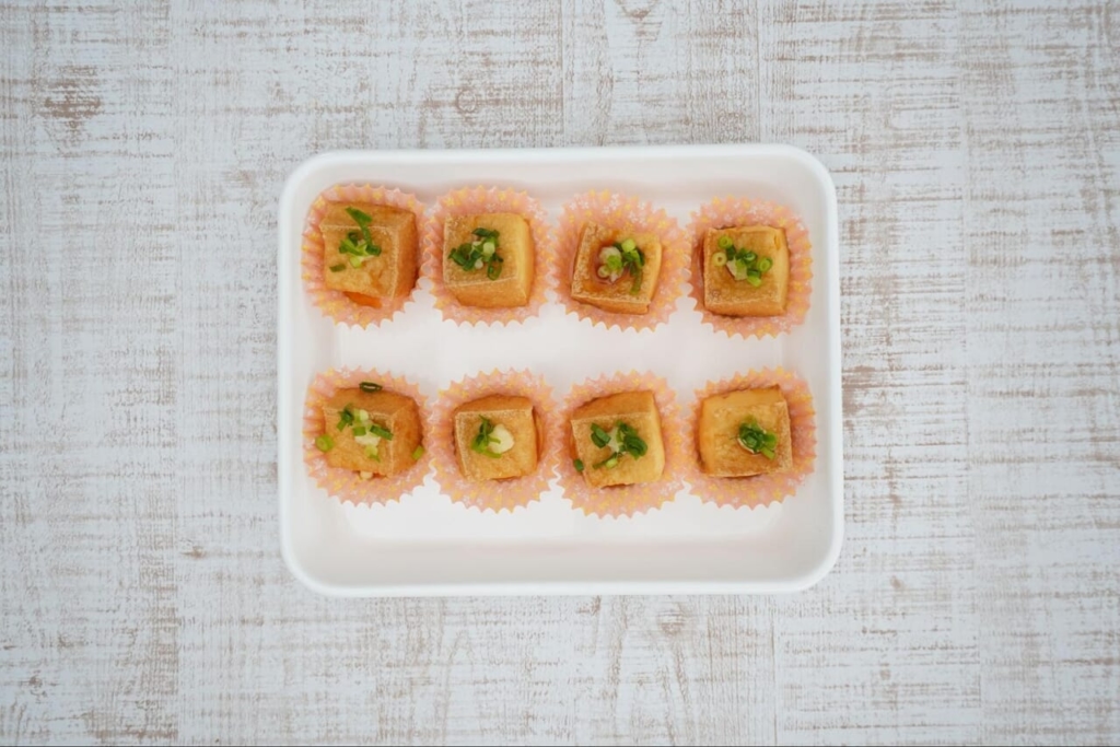 焼き厚揚げがお弁当カップに入っている画像