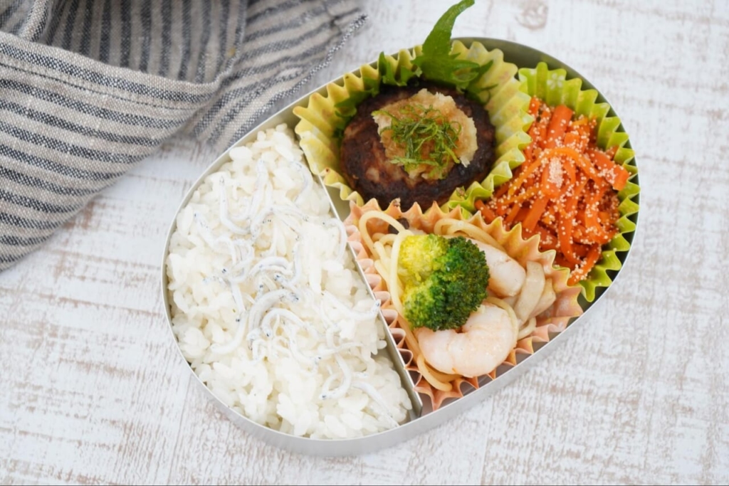 にんじんのおかずが入ったお弁当