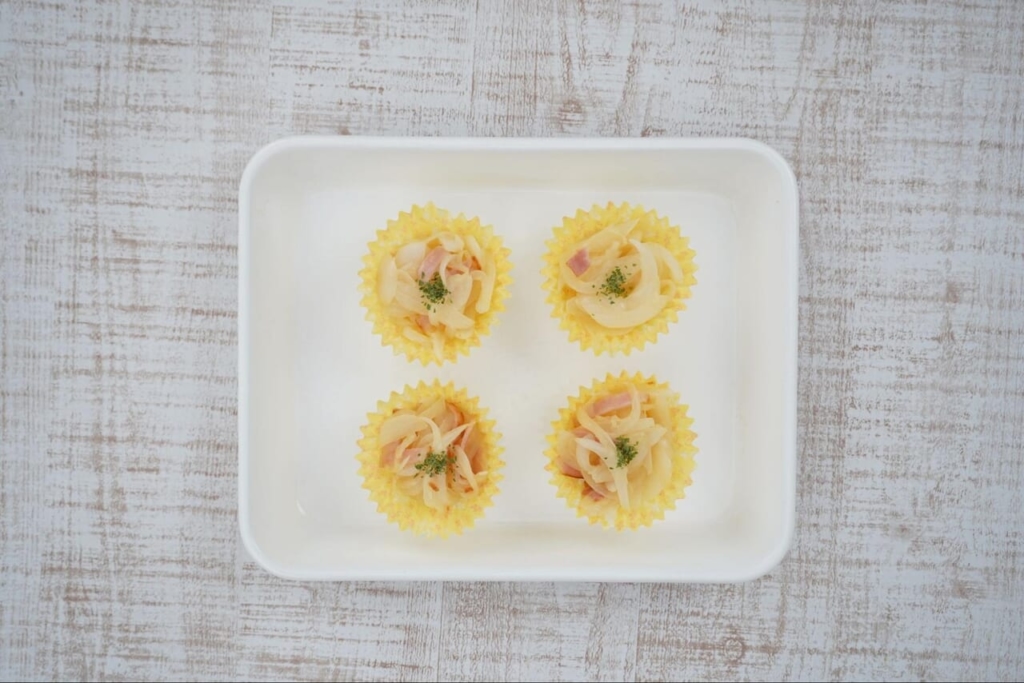 玉ねぎのソテーがお弁当カップに入っている画像