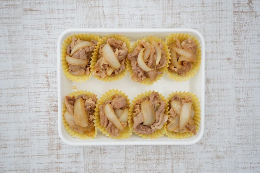 豚の生姜焼きがお弁当カップに入った画像