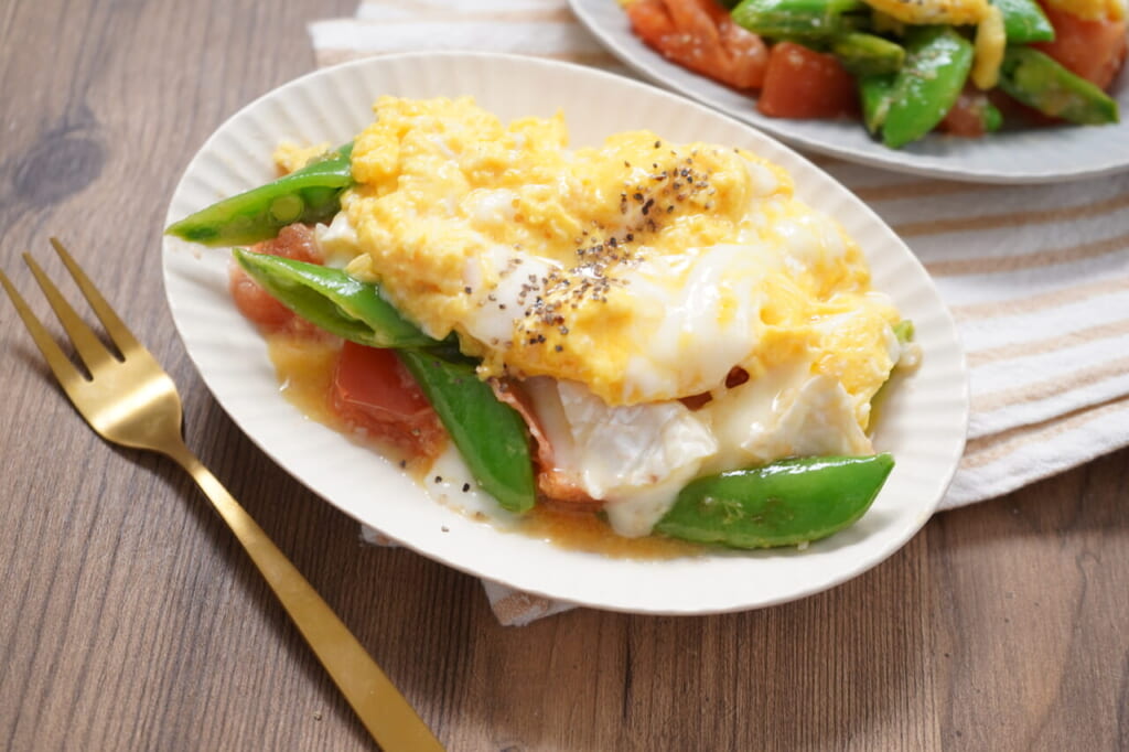 スナップエンドウとトマトの卵塩オムレツ