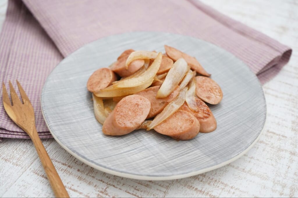 魚肉ソーセージと玉ねぎのマヨポン炒め