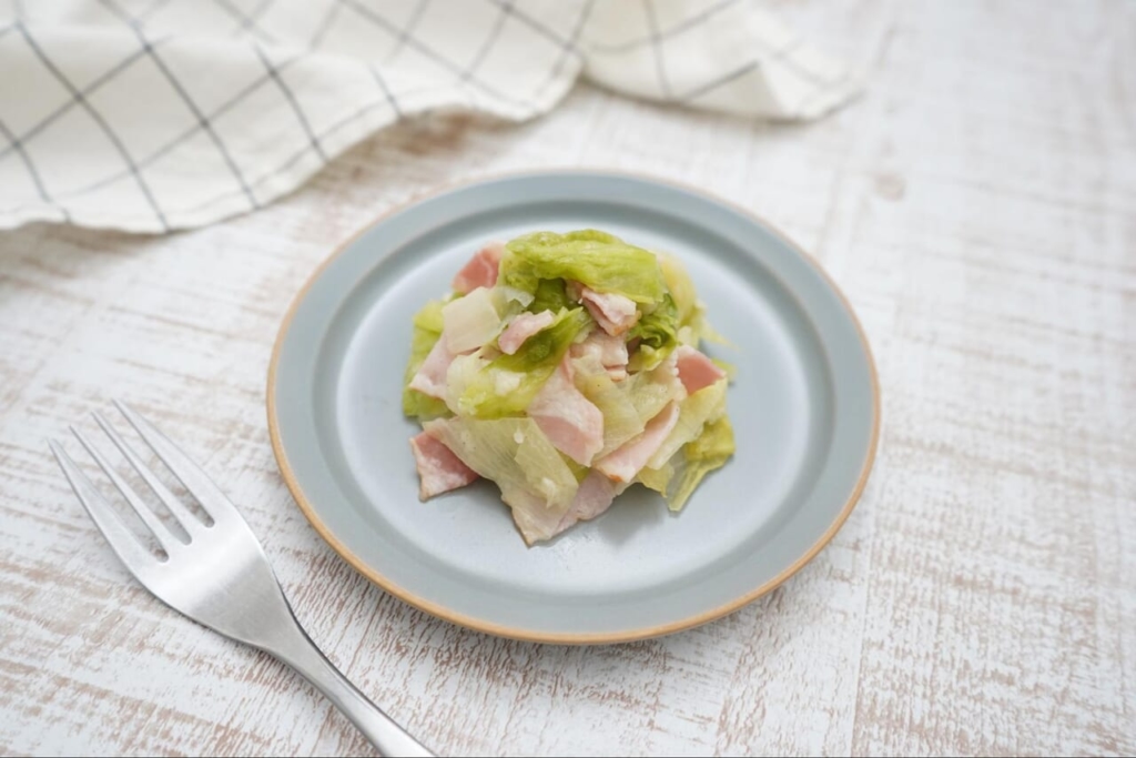 レンジでレタスとベーコンの炒め物