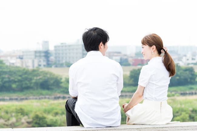 高台で会話する男女