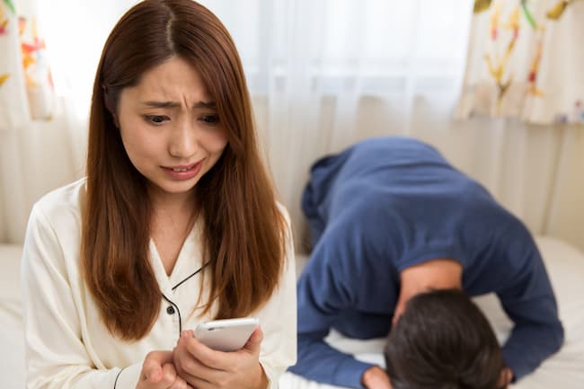 怒る女性と謝る男性