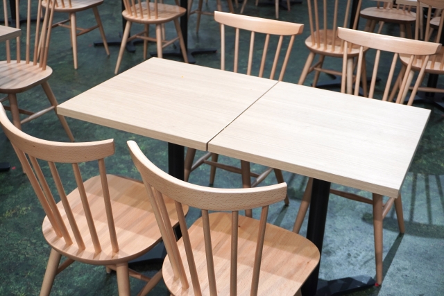 「え、そこに座る？」フードコードで家族席に勝手に相席してきた見知らぬ女性！夫が放った悪気ない一言でスカッと撃退