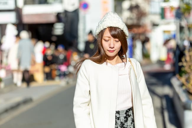 落ち込みながら歩く女性