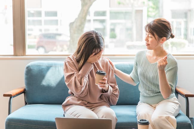 落ち込む女性を励ます先輩