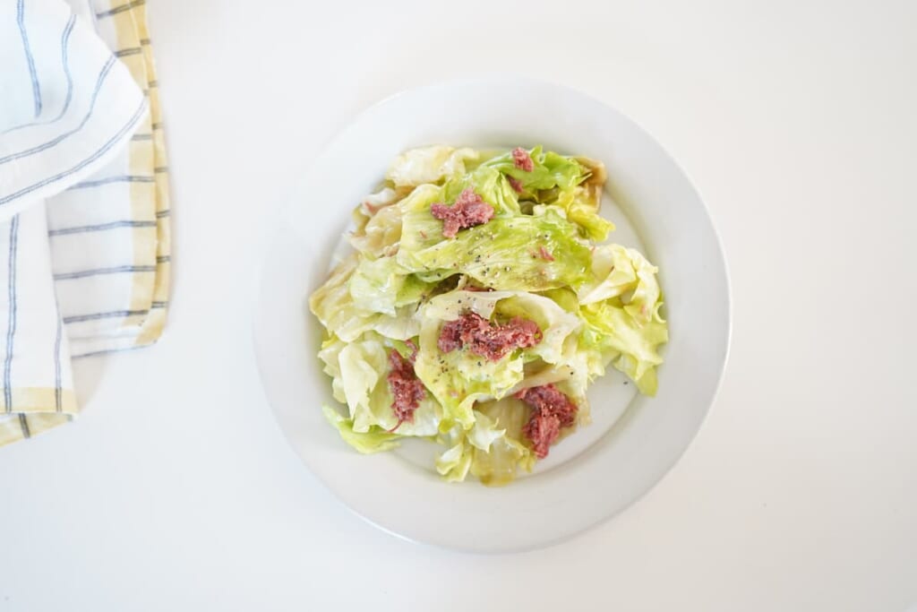 お弁当レシピ1コンビーフとレタスの温サラダ