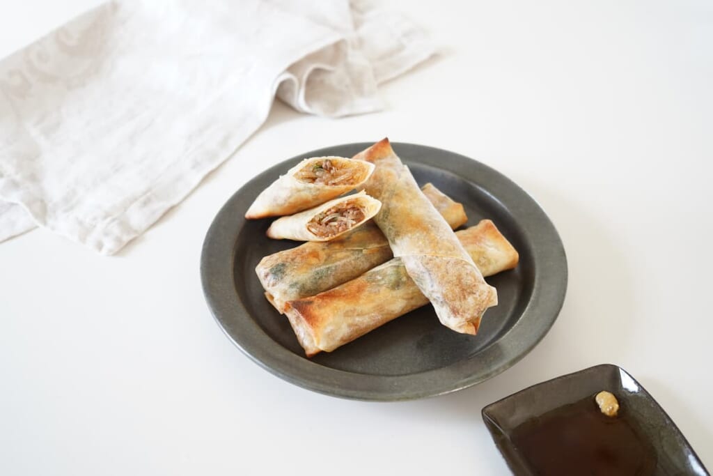 1番の食べ時は出来たてですが、お弁当のおかずとしても活躍してくれます。食べ応え抜群な春巻きです。