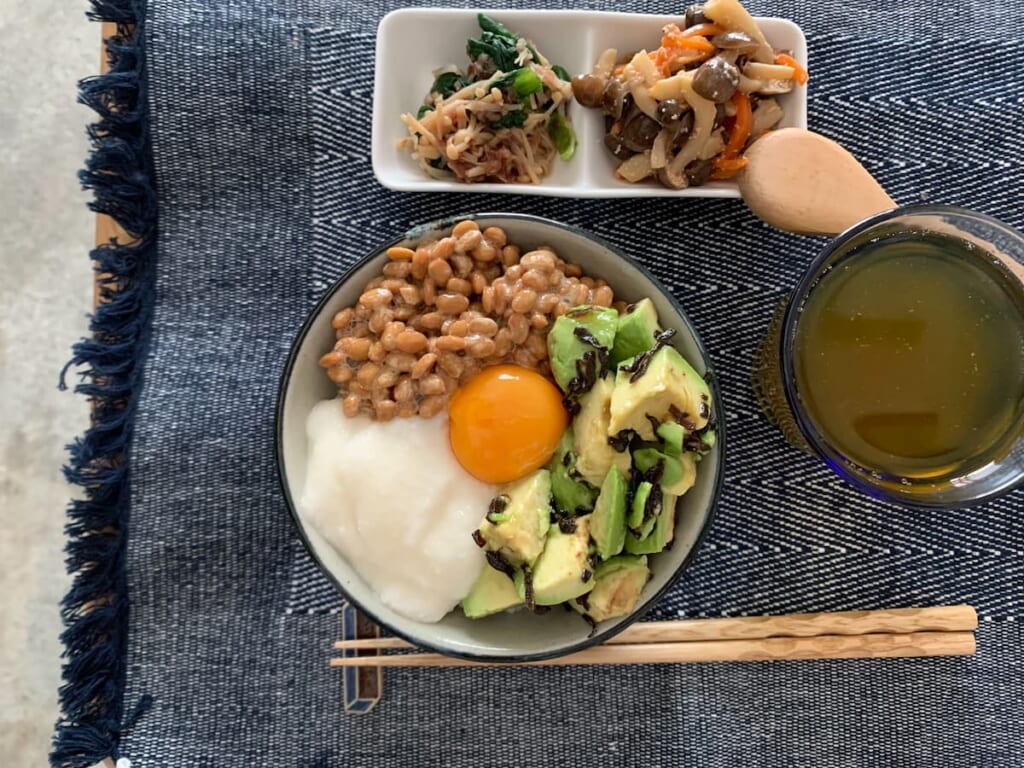 とろろは醤油やめんつゆで味をつけてから乗せても、後から調味料をかけてもおいしく味わえます。お好みで醤油やめんつゆ、ワサビや柚子胡椒を足すのもおすすめです。