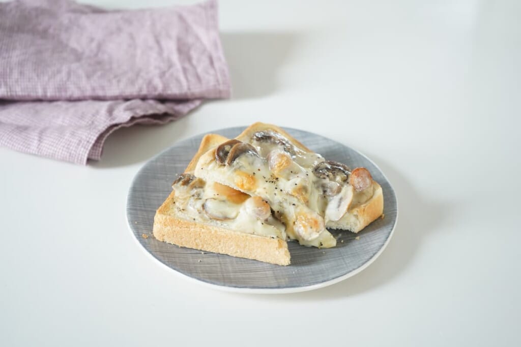とろーりグラタンがたまらないトーストのレシピ。忙しい朝の味方としても活躍してくれる一品です。
