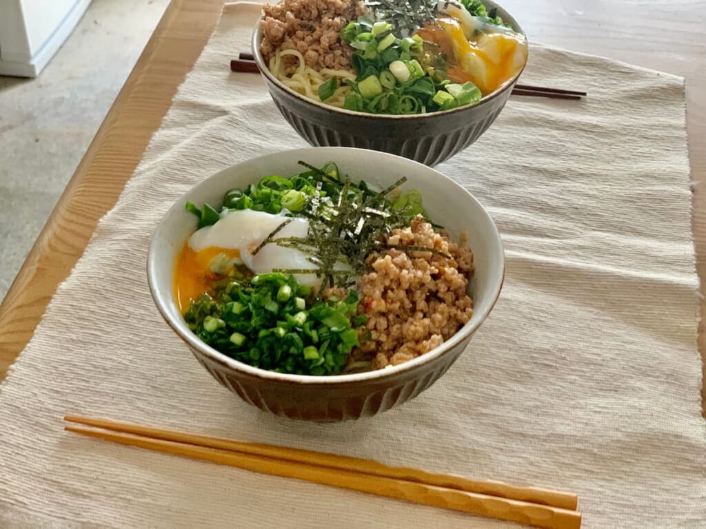 2度楽しめる混ぜそばレシピ。食べ終わったら「スープ割り」がおすすめ! お湯100ml:鶏がらスープの素小さじ1/2を追加してお好みでネギやごま油を加えてみてください。