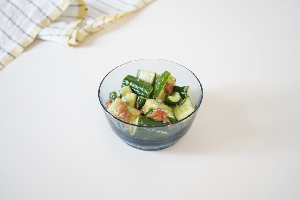 きゅうりにさっぱり梅調味料を混ぜたスピードレシピ。ポリポリ食感がたまらない一品です。