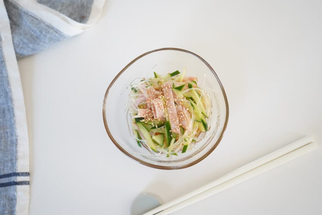 さっぱりしたものが食べたい時におすすめな春雨サラダです。野菜嫌いなこどもでも食べやすい味付けになっています。