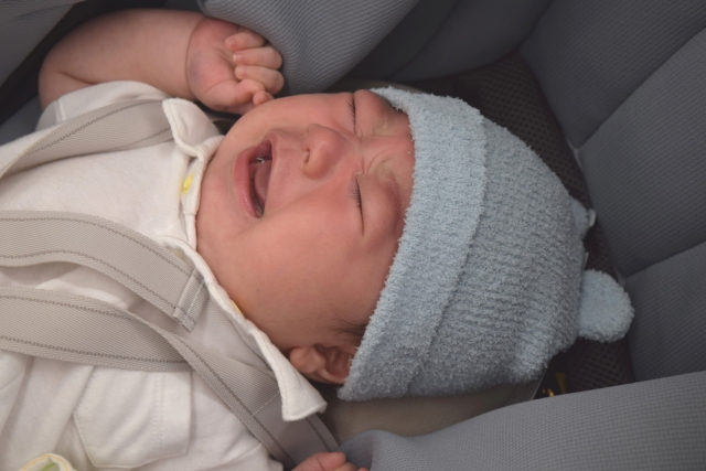 ファミレスで赤ちゃんが泣き始めた…隣席のコワモテおじさん4人組にママが涙したワケとは