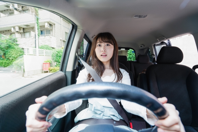 「コラーッ！」「急に止まるなよ。ぶつかってしまっただろが！」強面金髪サングラス男になぜか叱られて、震えた話