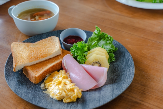 「うちは毎朝プレート作って」朝食マウントが止まらないママ友…自慢話を一瞬で終わらせた“ママ友の娘”の正直すぎる一言