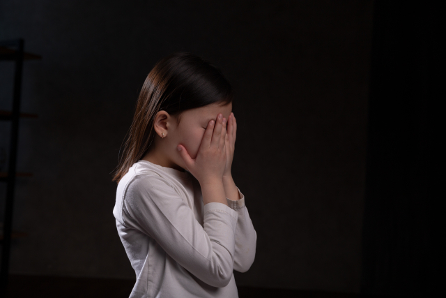 「温かいものが、体に当たったよ」誰もいない廊下でつぶやいた3歳娘…葬儀場隣マンションで起きたことに背筋がゾッ