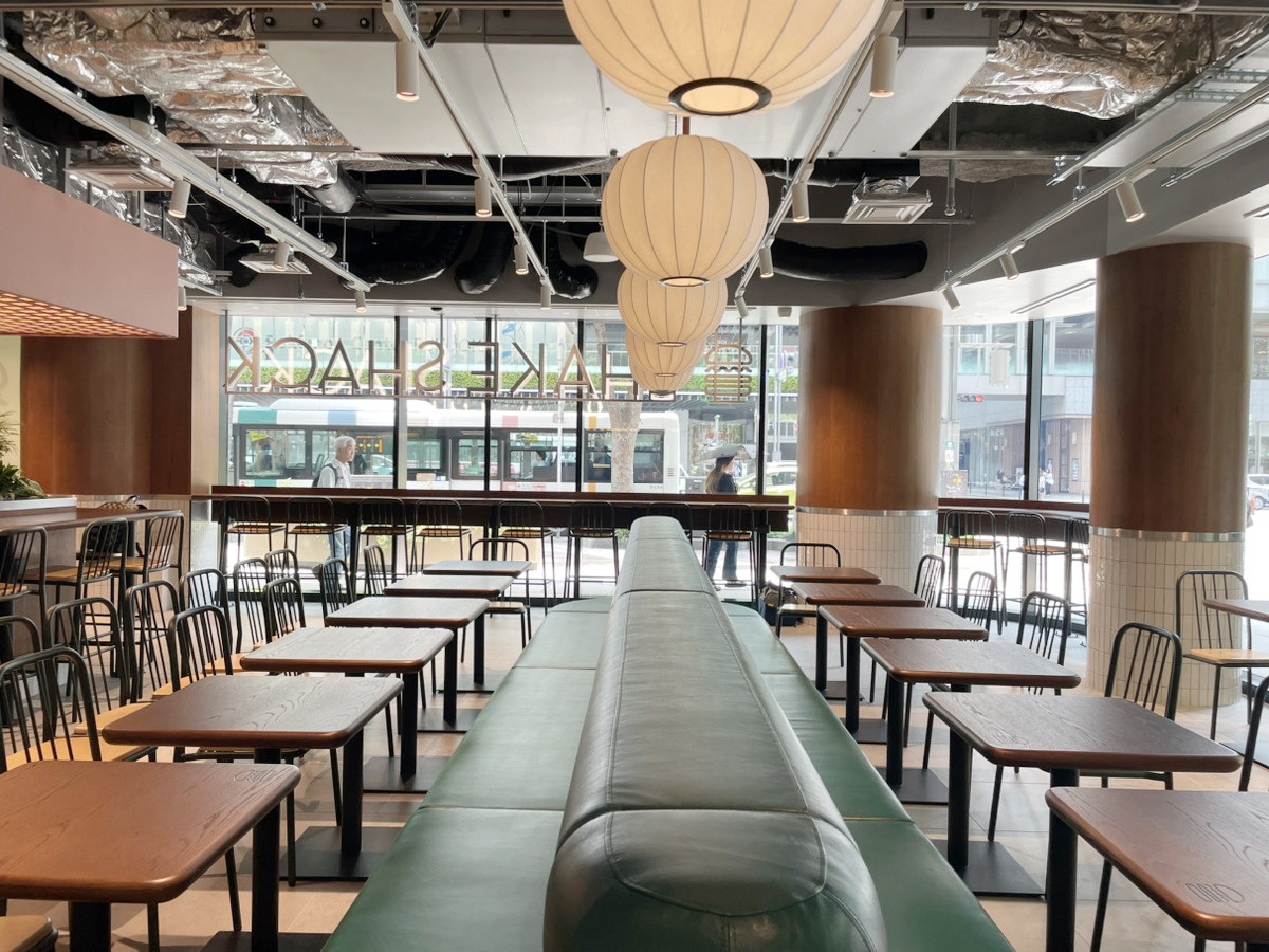 約148席を構える「シェイク シャック博多店」の店内