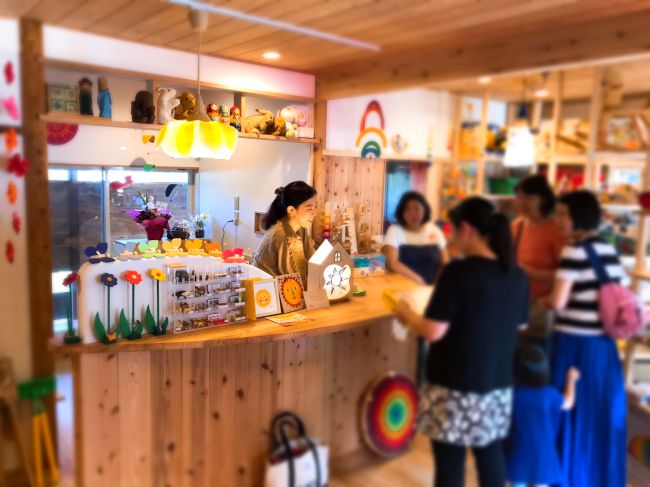 靴を脱いで上がる木のおもちゃ屋