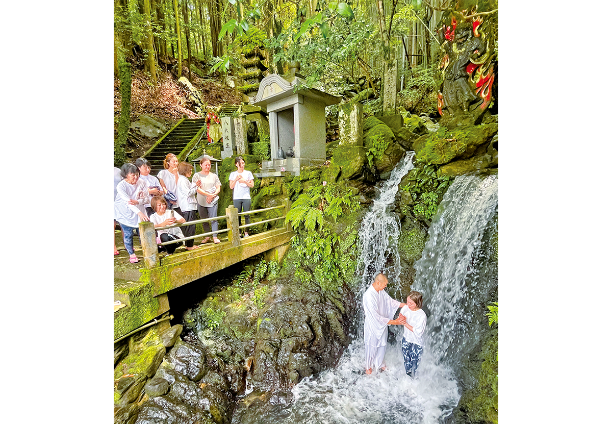 「篠栗四国八十八カ所霊場」で知られる福岡県篠栗町の滝行体験の様子