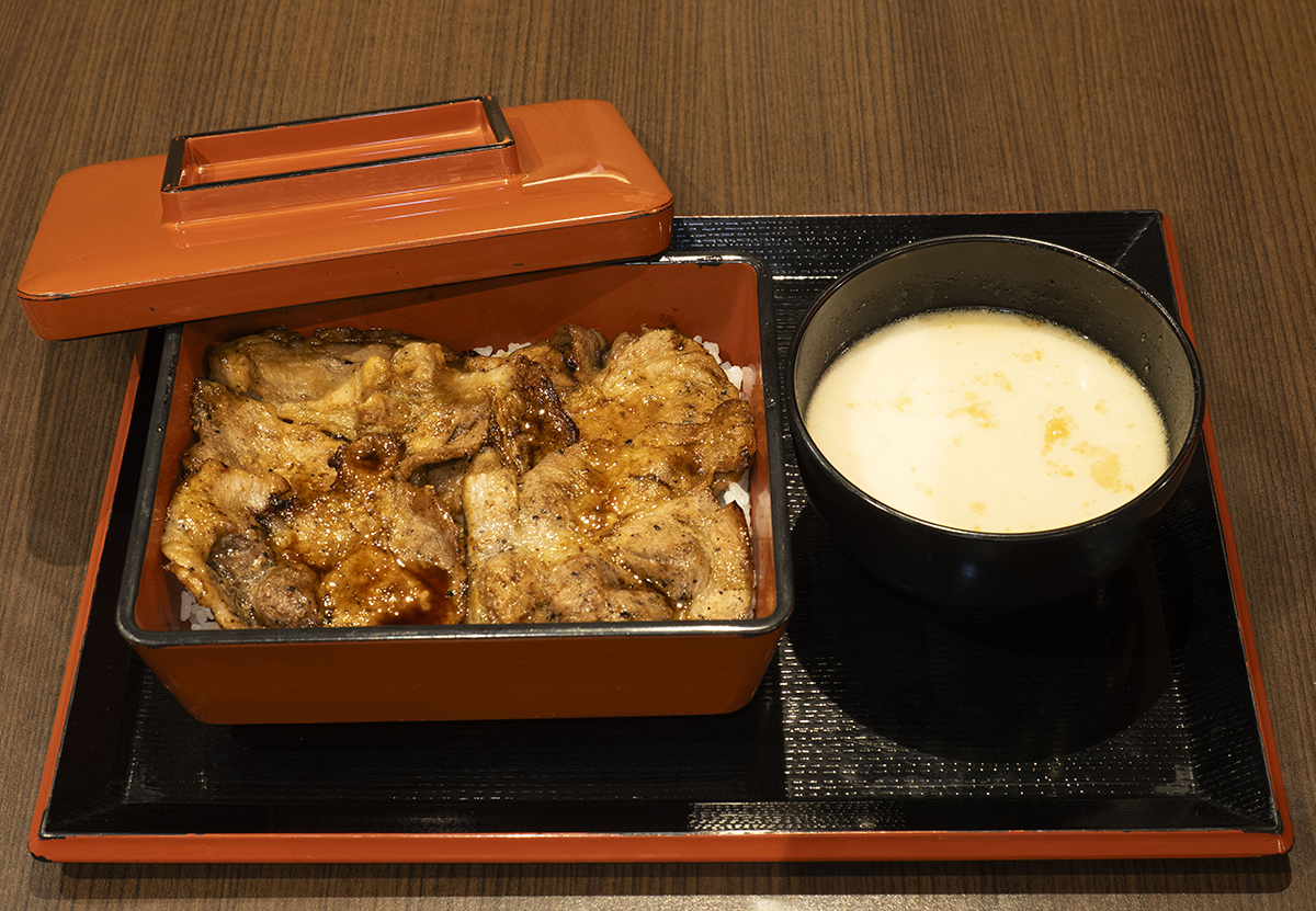 豚のまんまの「茶美豚（ちゃーみーとん）重」（税込み810円）。1日40食限定