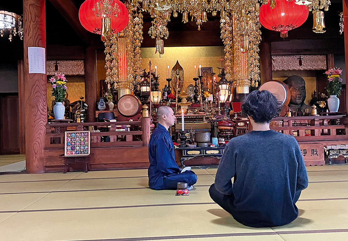 福岡県篠栗町内の寺院での瞑想体験の様子