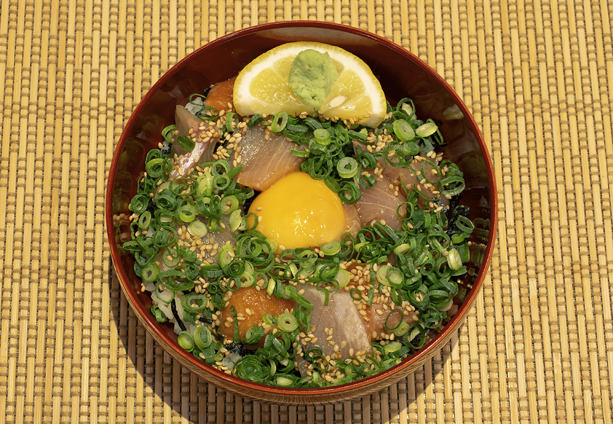 さかなや食堂 辰悦丸の「ゴマ海鮮丼〈卵黄入り〉」（税込み990円）。
吸い物、漬物付き。