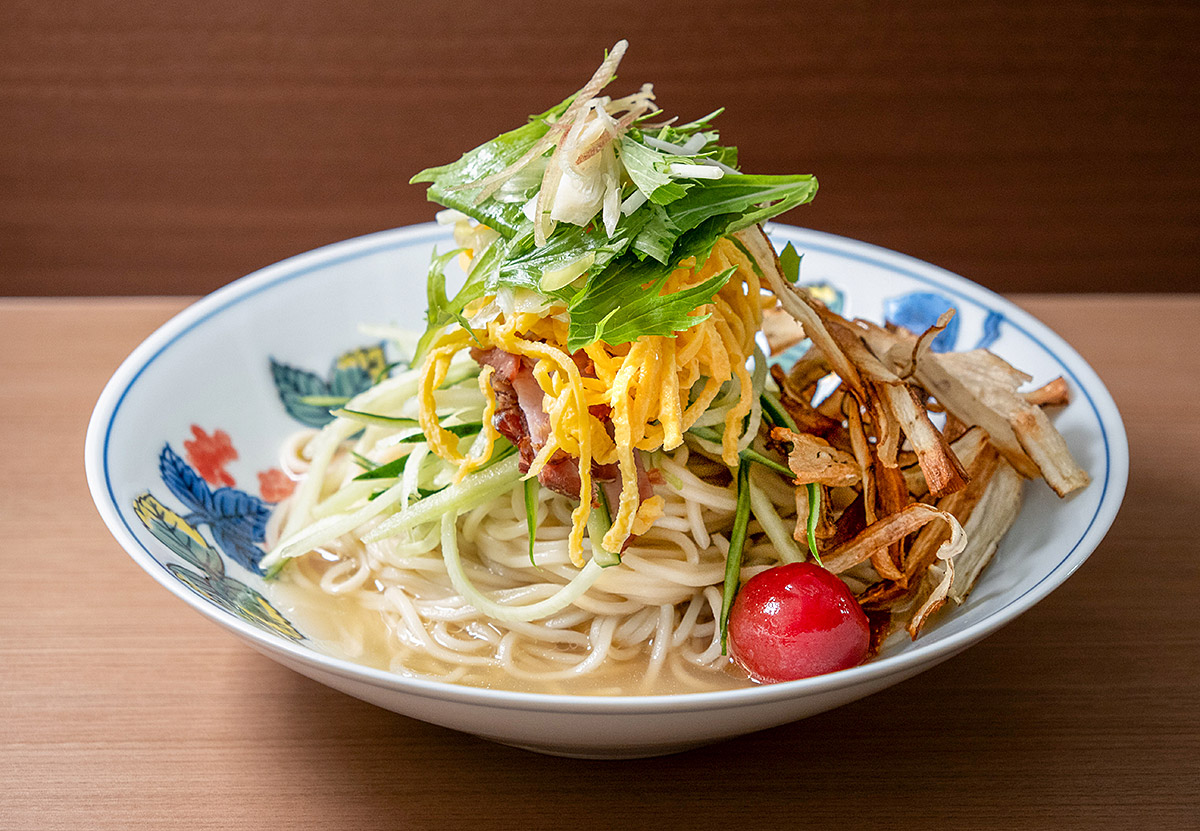 らーめん あんゆう亭の自家製燻製チャーシューや揚げゴボウにカボスを添えた塩冷やし中華
