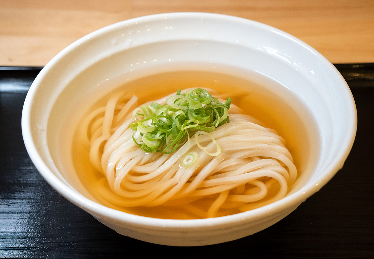 うどん こまるの手打ち讃岐うどんと透き通ったイリコだしが美しいひやかけうどん