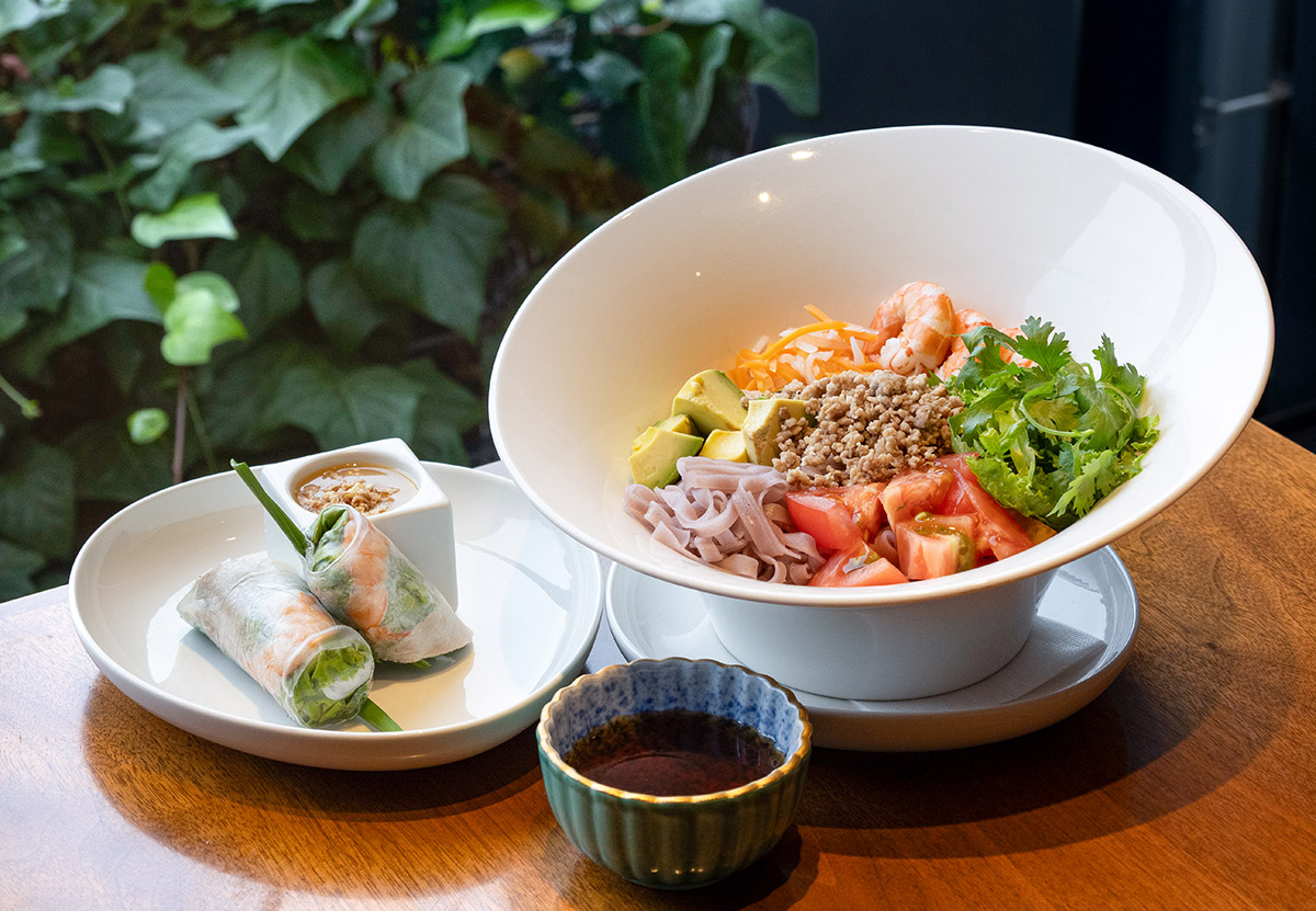 ロータスパレスのエビやアボカドなど新鮮な野菜とハーブが贅沢に乗った玄米フォーラン
