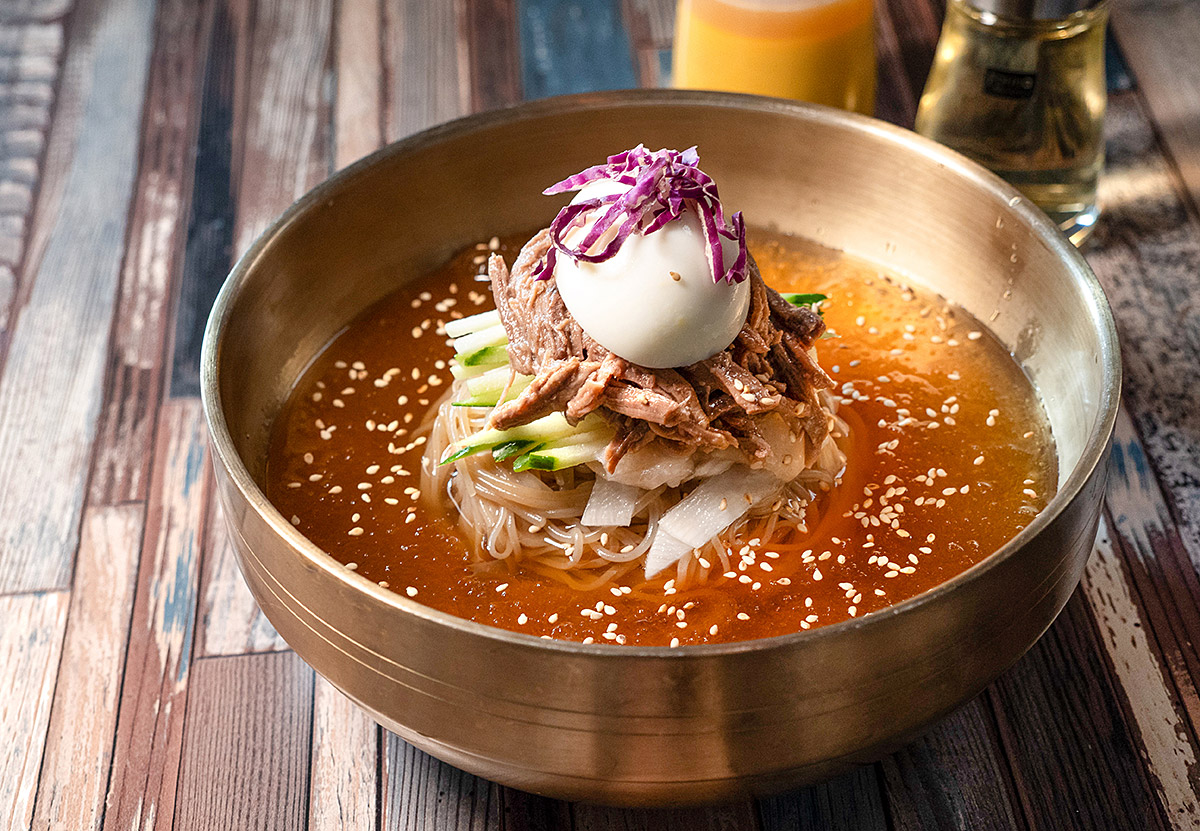 韓国料理オイソの半凍りみぞれ状スープにじっくり煮込んだ牛肉が乗った牛肉水冷麺