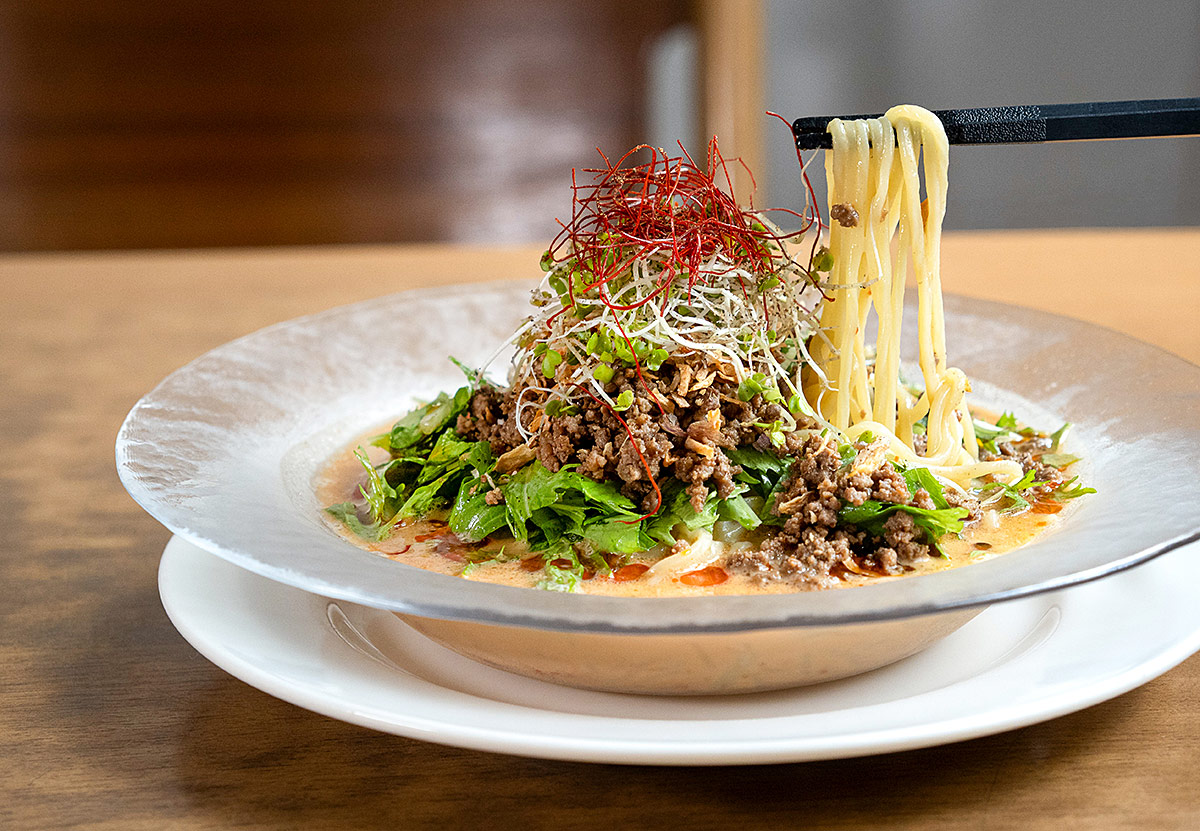 チャイニーズキッチン 星期菜の特製肉みそとフレッシュ野菜が美しく盛られた冷やし担々麺