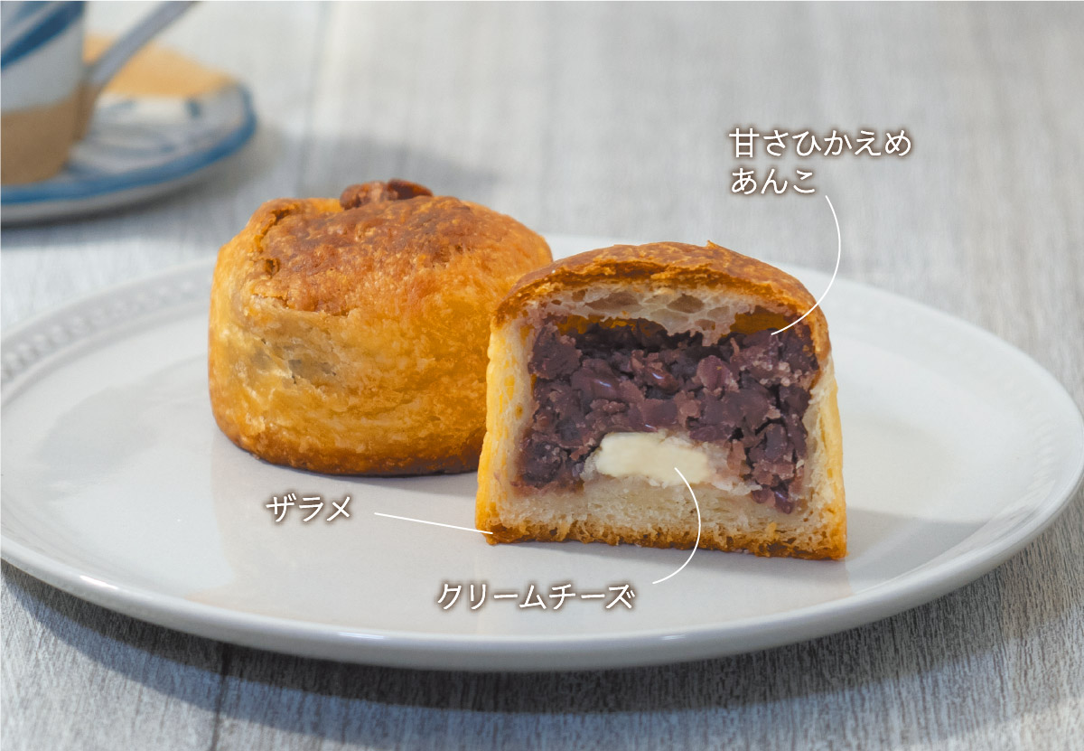 三日月屋のあんぱん。黒あん、白玉、クリームチーズの3種。ザラメをまとった生地に甘さひかえめのあんこ（大丸福岡天神店）