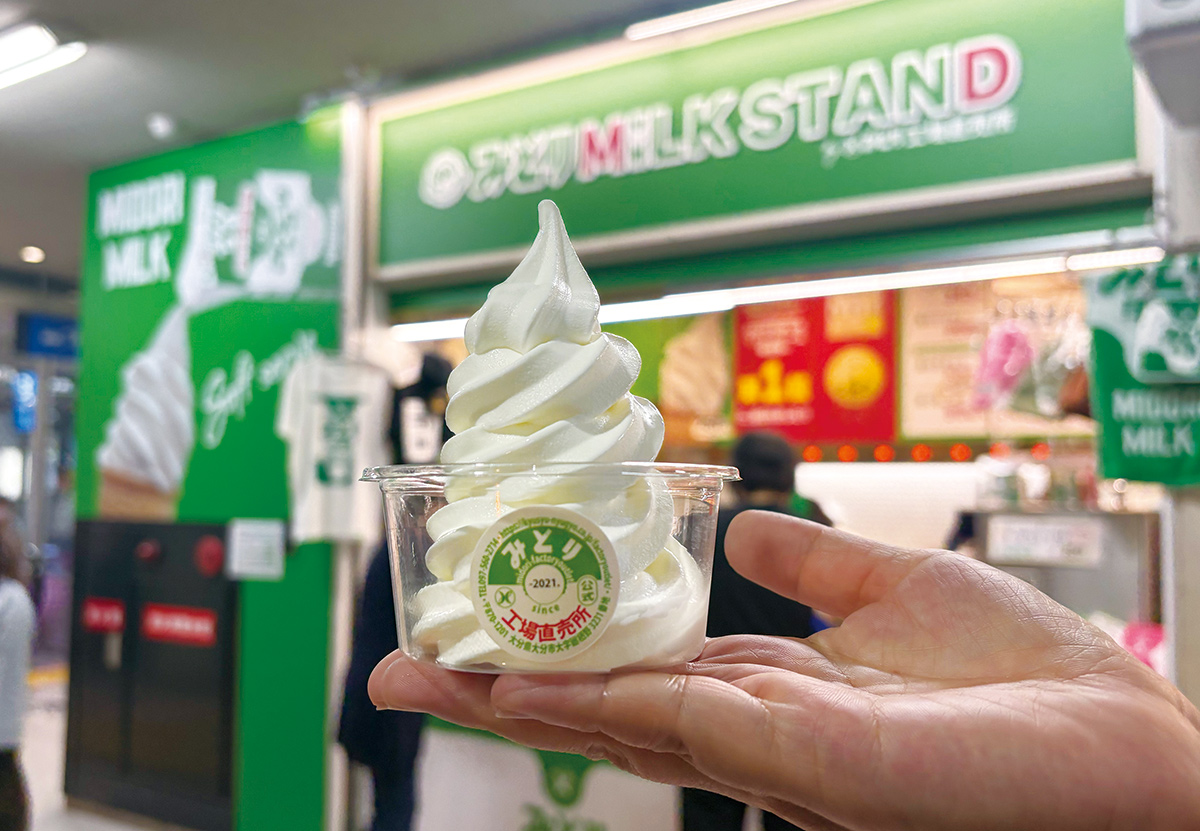「みどりMILK STAND byみどり工場直売所」の工場直送ソフトクリーム 250円