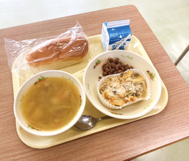 給食を見て「まずそう！」発言…　公立小を見下すママ友の暴言にドン引き