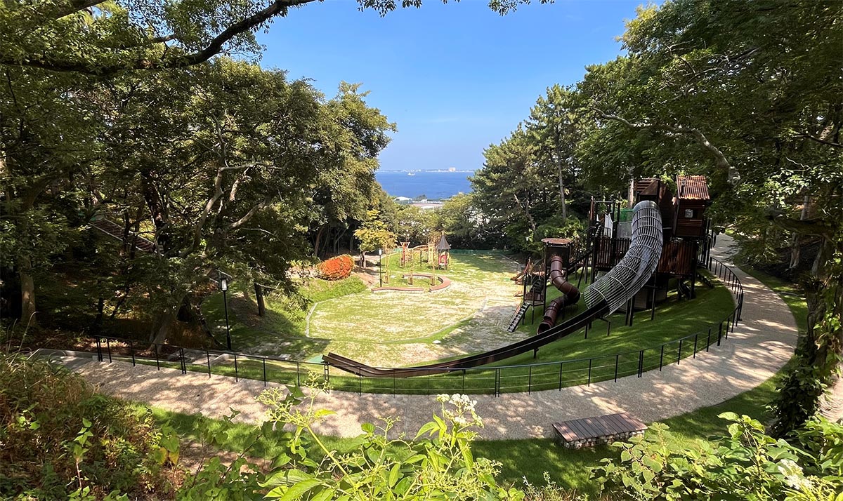 西公園「森の遊び広場」のトンネル状すべり台などの大型遊具