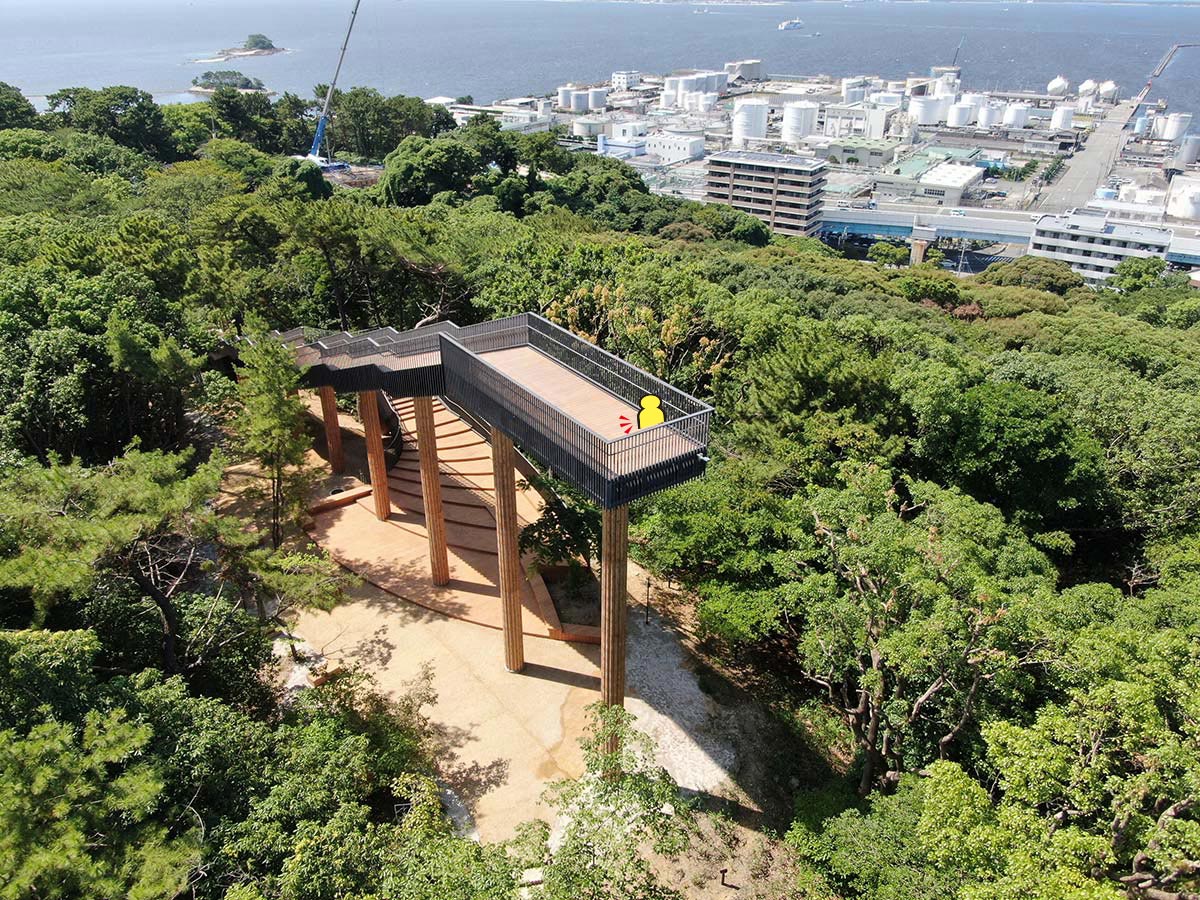 森の上に突き出した西公園の新展望台を上から見た様子