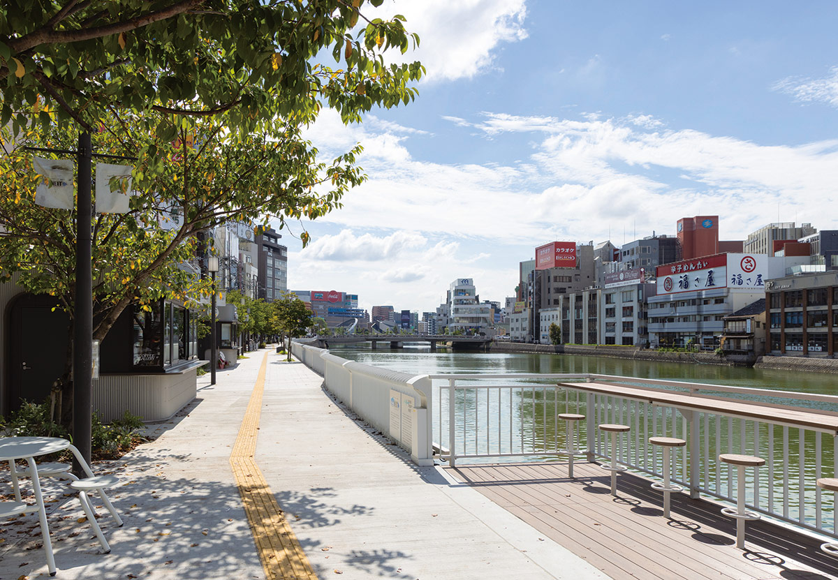 那珂川沿いに延びる清流公園の北側プロムナードと川床テラスのハイテーブル