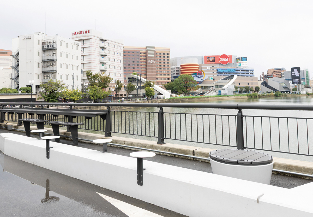 那珂川を望む清流公園・橋上広場のベンチとテーブル